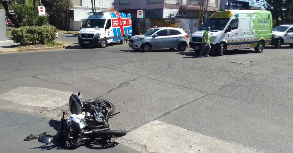 Fuerte Choque Entre Un Auto Y Una Moto En Banfield Un Herido