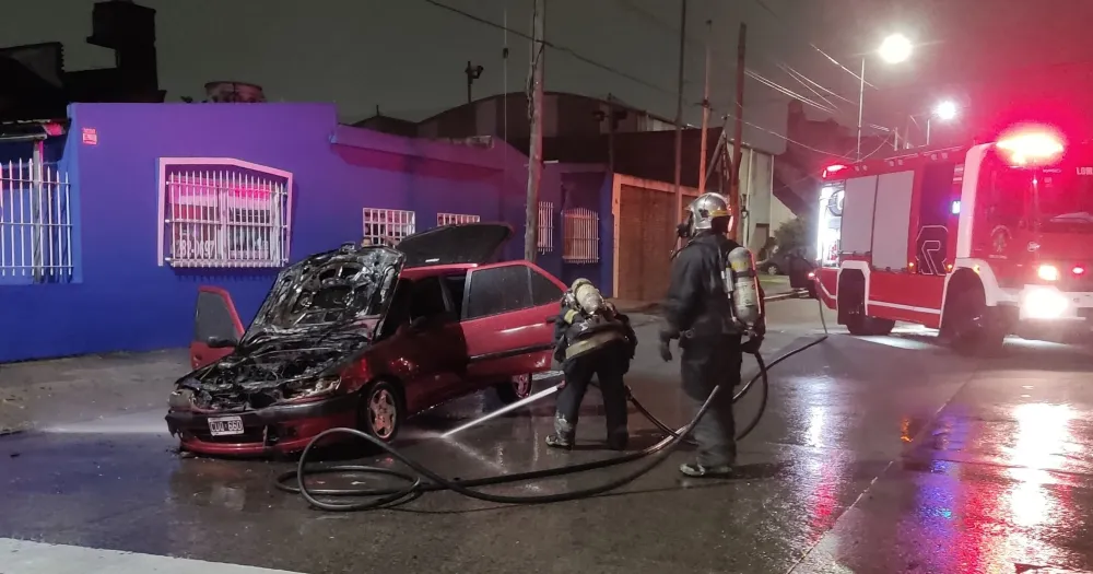 Susto De Madrugada En Lomas Un Auto Se Prendi Fuego Noticias De