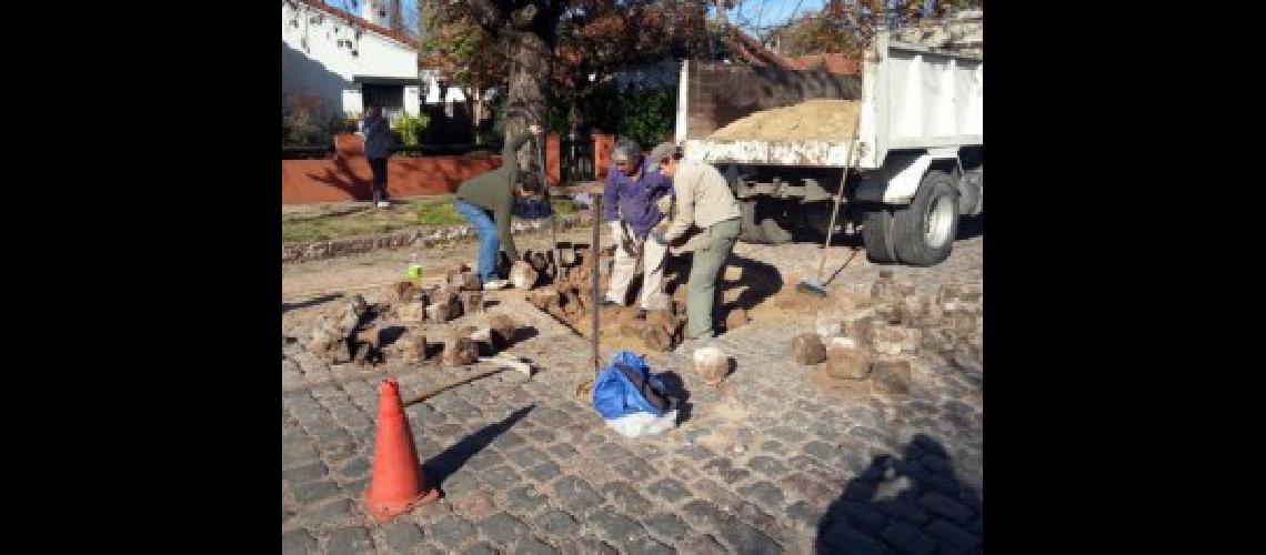 p2  El Municipio continuacutea arreglando las calles de empedrado de la Comuna 02