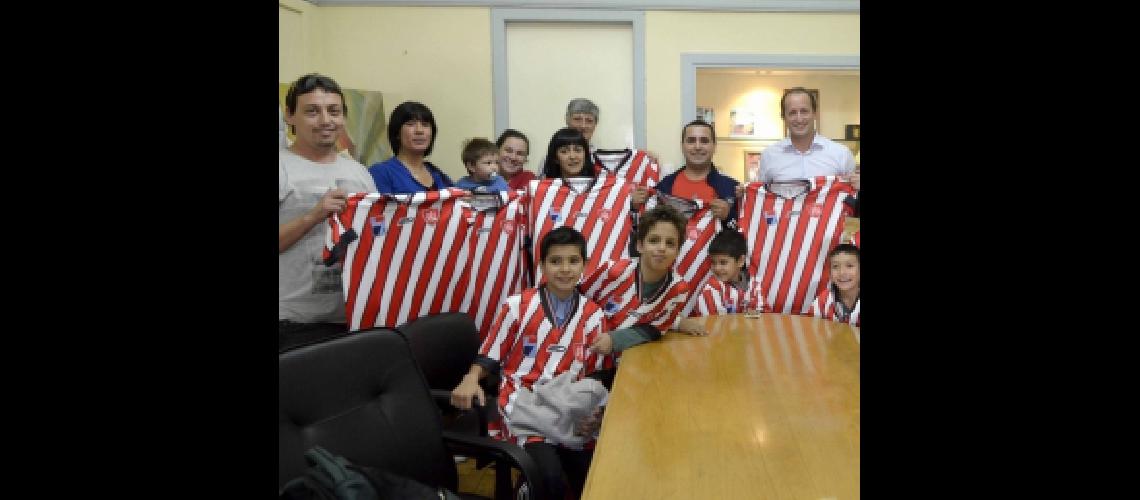 Entrega de camisetas a club Martin 04
