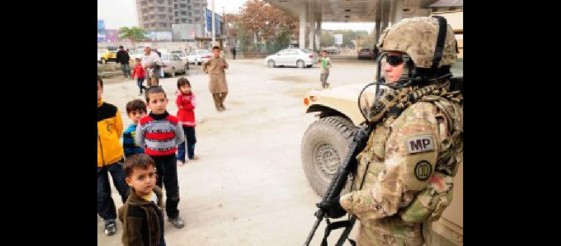 Local soldier mentors Afghan police in Kabul