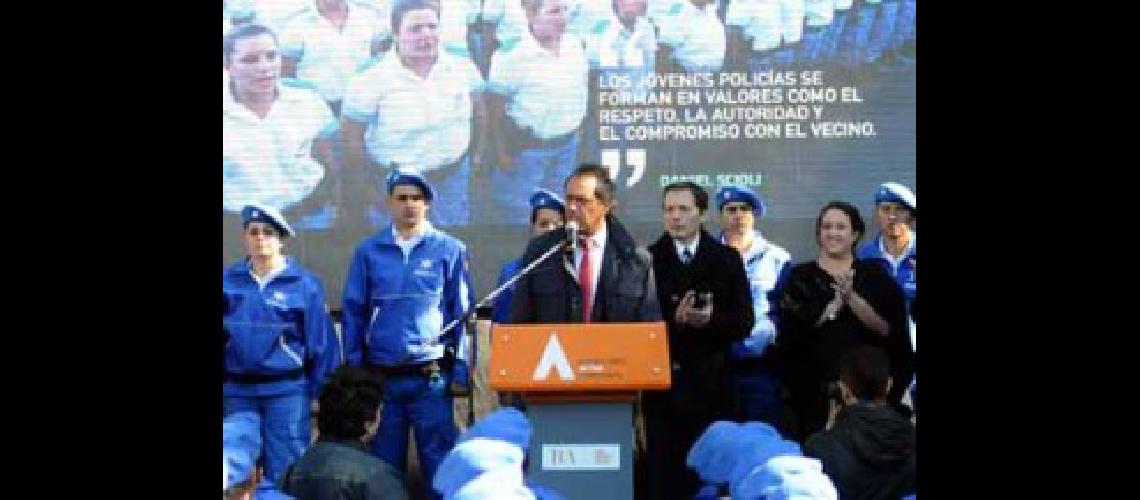 Esteban Echeverriacutea 06052015 El gobernador Daniel Scioli encabezoacute hoy el acto de egreso de 297 efectivos de la Policiacutea Local de Esteban Echeverriacutea y pidioacute a la nueva fuerza que quottrabaje con mucha autoridad y sin autoritarismo con mucha sensibilidad social respetando el Estado de derechos y las garantiacuteas constitucionales para que se sientan honrados y orgullososquot Prensa Gobernacioacuten