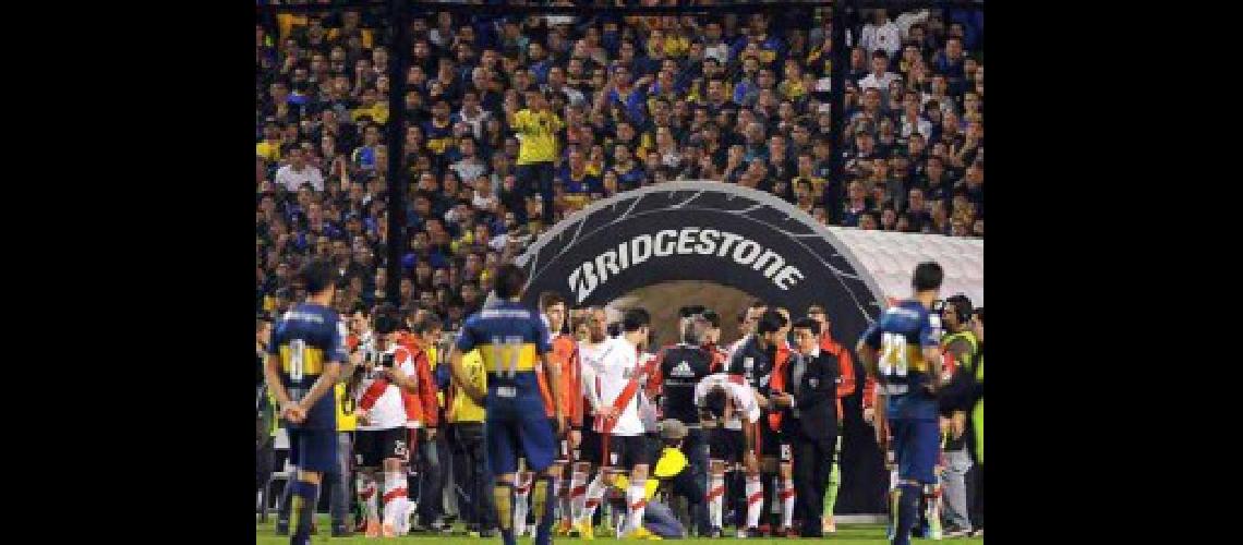 buenos aires 14mayo2015  Varios jugadores de River Plate se vieron afectados por las emanaciones de gas pimienta que lanzaron desde la platea de Boca a la manga por donde saliacutean a jugar el segundo tiempo foto carreiratelamdsl