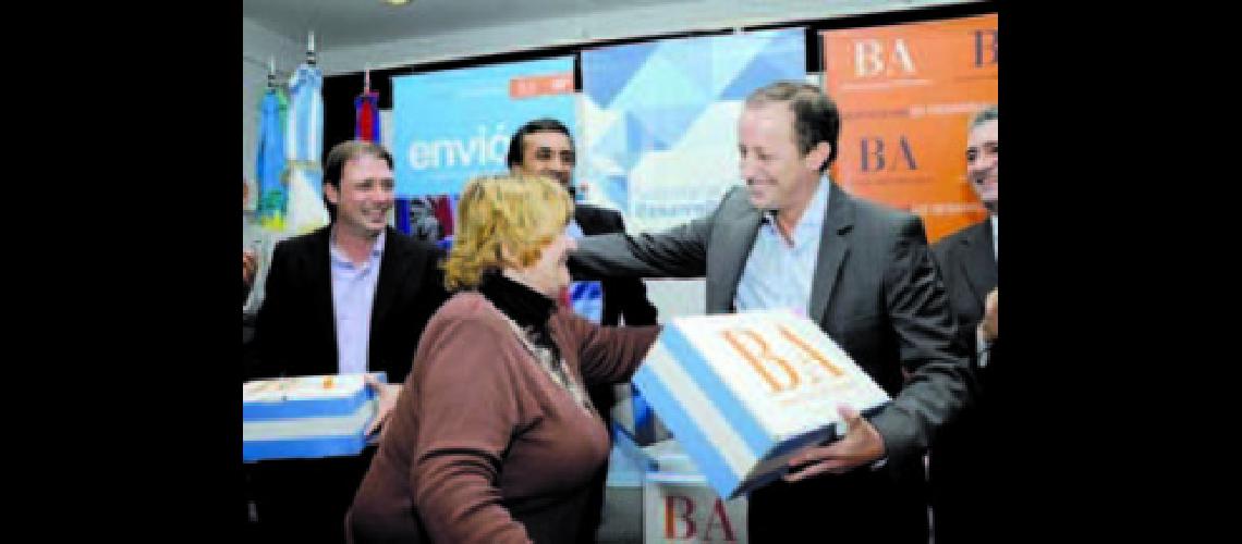 Martiacuten entregoacute kits deportivos a joacutevenes e instituciones sociales