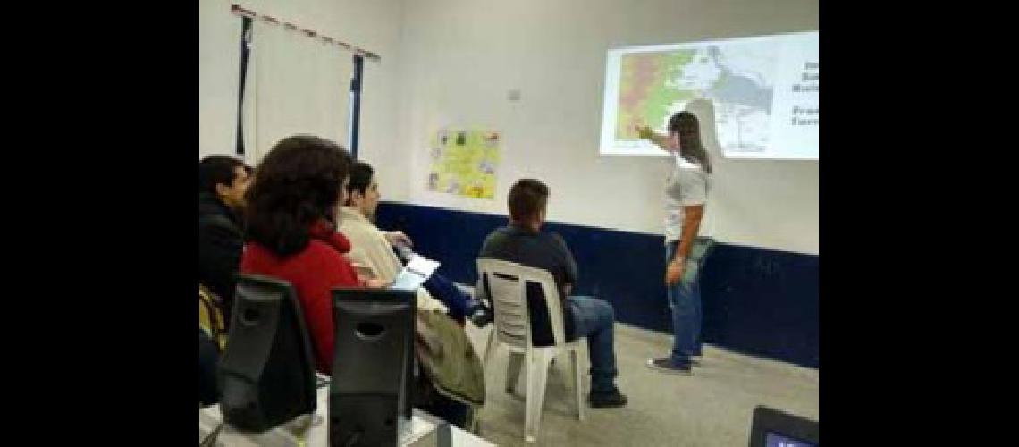 Ensentildean a alumnos de 5deg y 6deg coacutemo actuar ante un fenoacutemeno climaacutetico