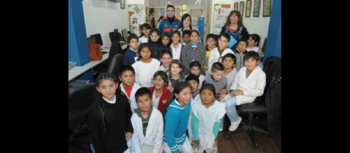 Visitaron el diario La Unioacuten 25 chicos de Santa Catalina