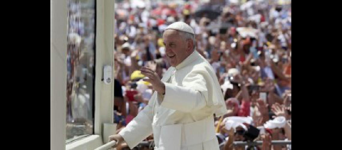 GUAYAQUIL (ECUADOR) Cerca de 600000 personas participaron hoy de la misa campal que encabezoacute en Guayaquil el papa Francisco en su segundo diacutea en Ecuador en un clima donde la fe y la alegriacutea de ver al pontiacutefice lucharon contra el intenso calor que sofocoacute el Parque de los Samanes el mismo escenario que visitoacute San Juan Pablo II en 1985  foto EFELeonardo Muntildeoz telamdsl