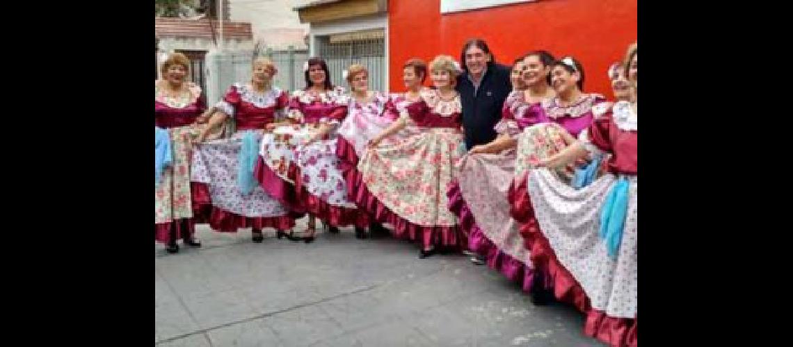 Maacutes de 200 abuelos festejaron el 9 de Julio a puro baile y muacutesica