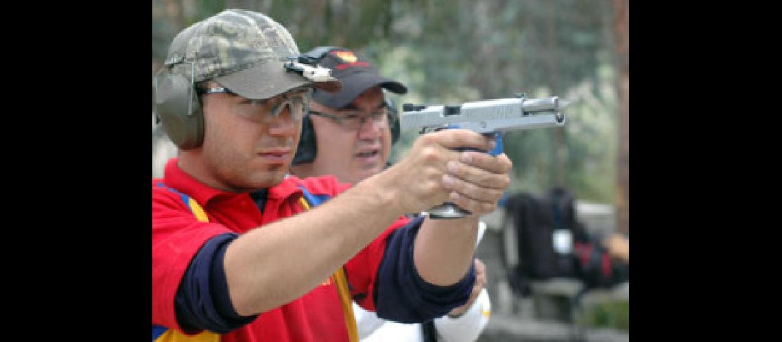 11-01-09 RICARDO LOPEZ CAMPEON MUNDIAL DE TIROPRACTICO ENTRENA EN SU POLIGONO EN EL SECTOR DE VISTA HERMOSA PARA