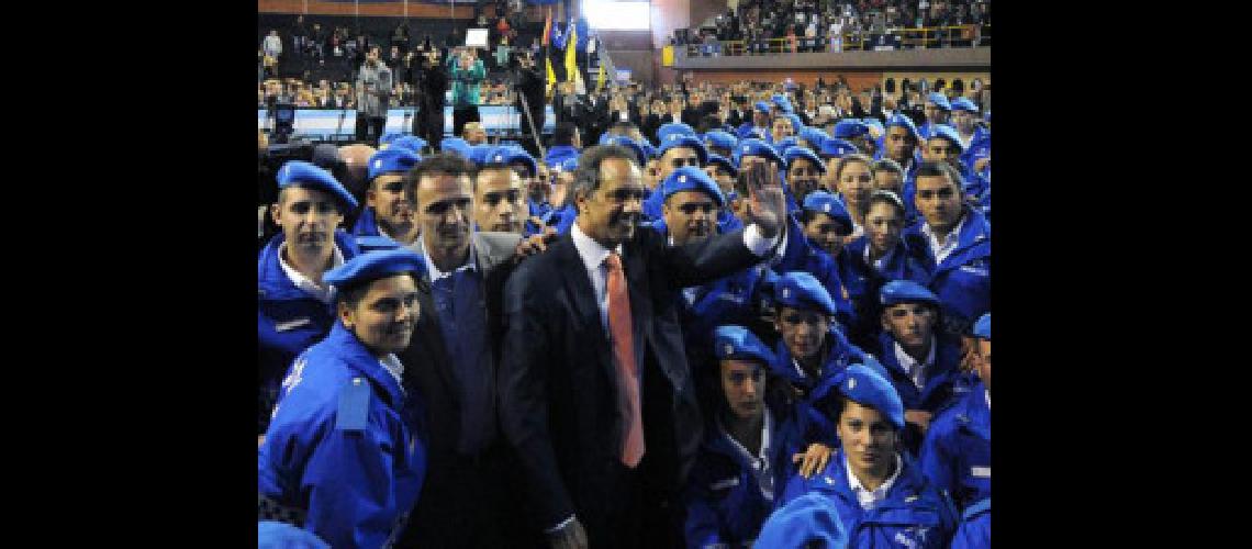 Scioli anuncioacute que habraacute 5 mil policiacuteas maacutes en la Provincia