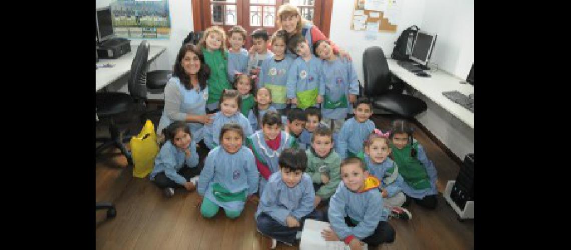 Los nenes del Jardiacuten Ndeg904 jugaron a ser periodistas