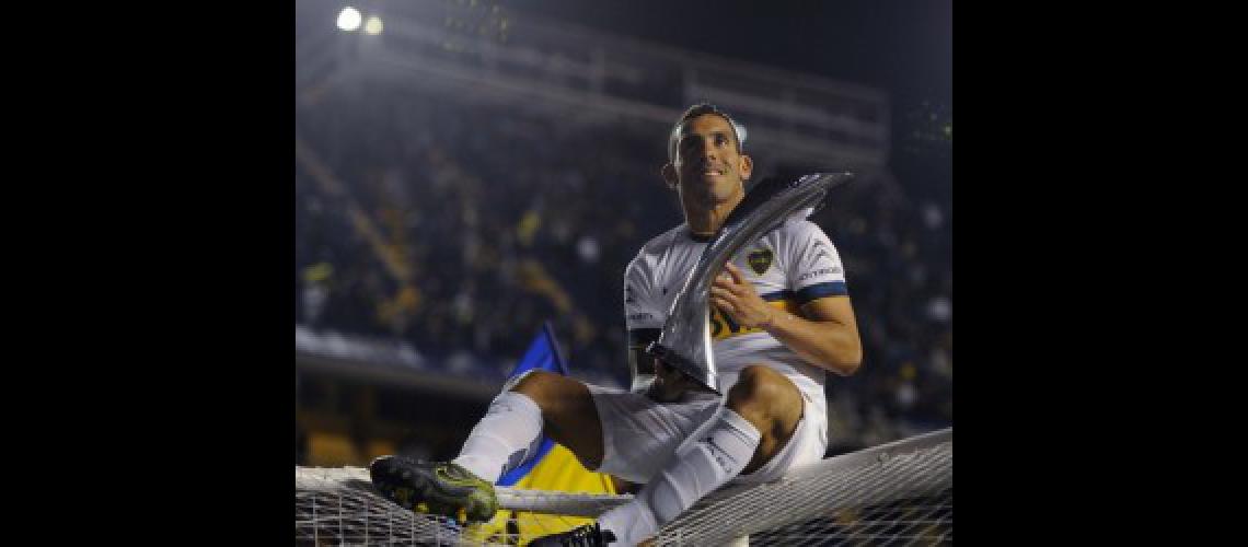 Buenos Aires Boca Juniors se coronoacute hoy campeoacuten de torneo de Primera Divisioacuten del fuacutetbol argentino despueacutes de cuatro antildeos al vencer a Tigre por 1 a 0 en La Bombonera por la 29na y penuacuteltima fecha Carlos Teacutevez festeja con la copa Foto- Juan RoleriTeacutelamcf 01112015
