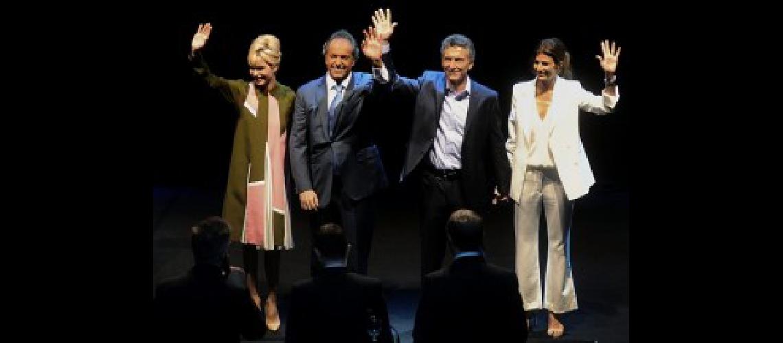 Buenos Aires - Se inicio el debate presidencial entre el candidato por el FpV Daniel Scioli y el candidato por el Frente Cambiemos Mauricio Macri que se hace esta noche en la Facultad de Derecho carreiraema