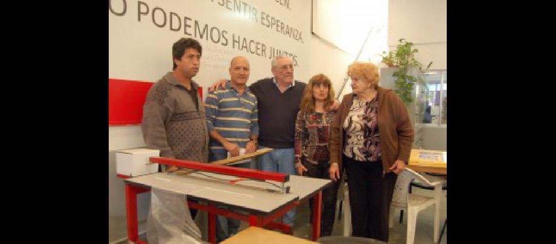 El Rotary Club de Banfield le donoacute una maacutequina al Taller del Imdiam
