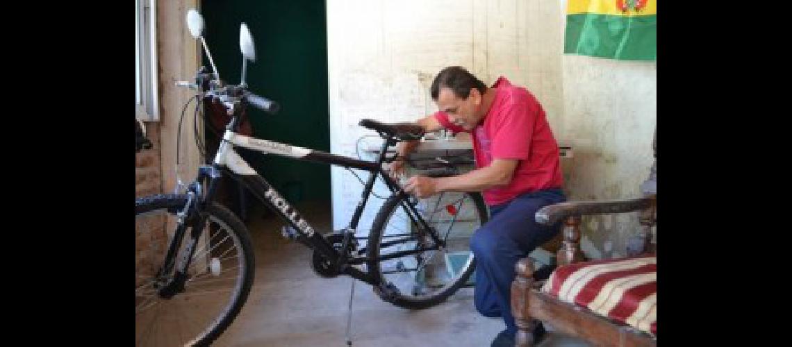 Un vecino uniraacute Lomas con Paraguay en su bicicleta