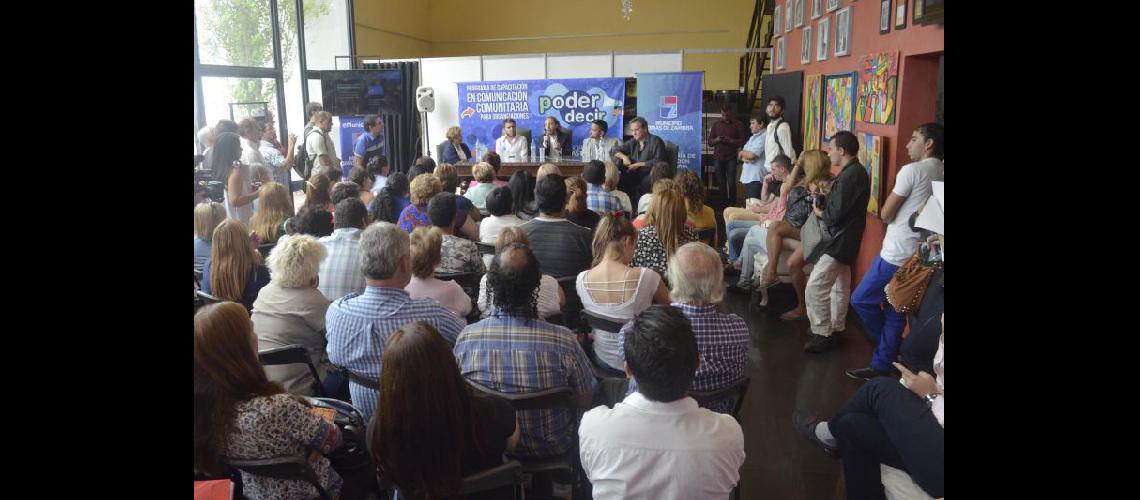 P3 Presentaron el programa Poder Decir para fomentar la comunicacioacuten de las instituciones barriales (5) - copia