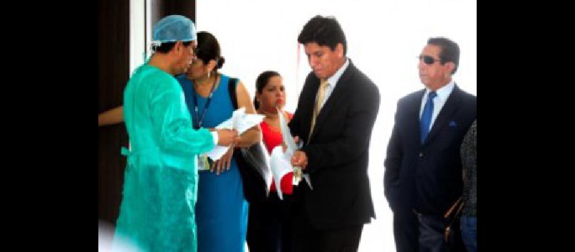 Ecuador morgue judicial Arevalo Fiscal de Manglaralto (hombre de traje con papeles) Foto Luciana Granovsky