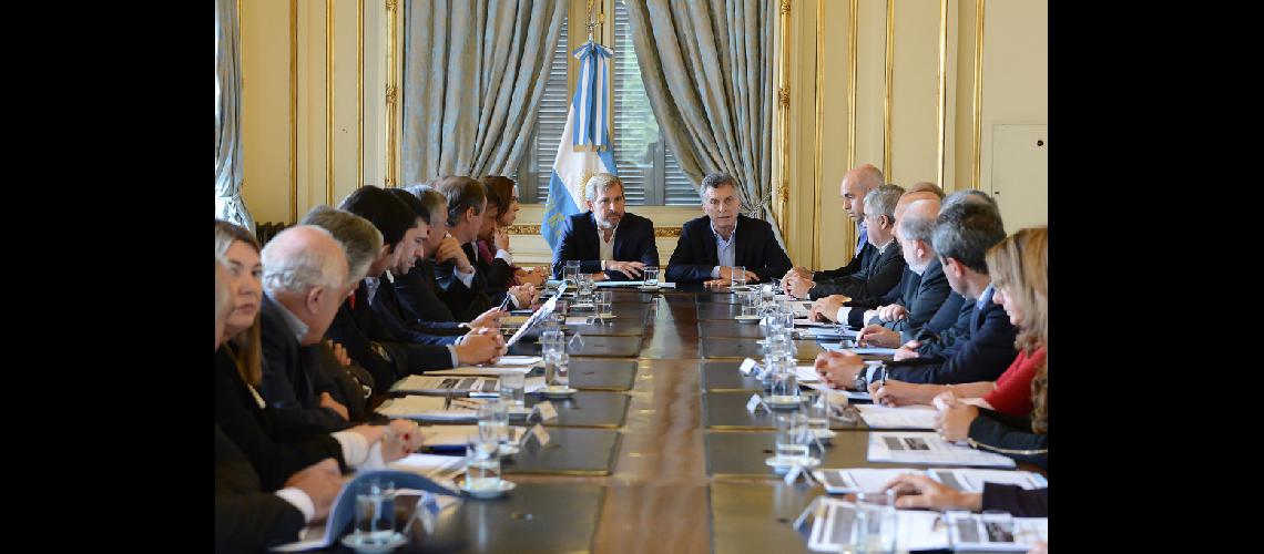 Teacutelam 10032016 Buenos Aires- El ministro del Interior Rogelio Frigerio encabeza desde las 1140 en la Casa Rosada una reunioacuten de gobernadores provinciales en la cual se analiza el tema de la redistribucioacuten de los recursos de la coparticipacioacuten federalEl presidente Mauricio Macri pasoacute por Saloacuten Norte de la Casa de Gobierno a saludar Foto- PresidenciaTeacutelamddc