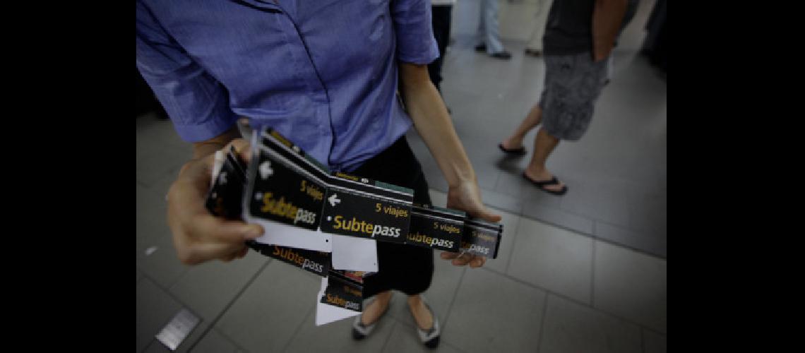 EN LA TERMINAL ALEM DE LA LINEA B DE SUBTES EL PUBLICO SE VOLCO A LA COMPRA DE TRAJETAS DE VIAJE ANTE EL AUMENTO DE MA-ANA VENDIAN 50 VIAJES POR PERSONA 050112 Foto Fernando Massobrio