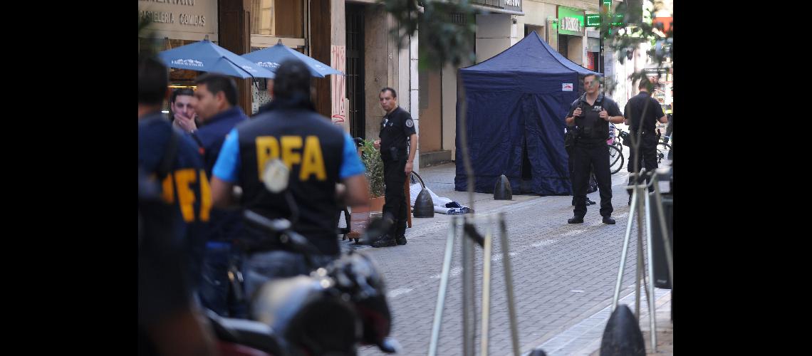 Teacutelam 29032016 Buenos Aires-Un abogado matoacute esta mantildeana de un tiro a uno de los delincuentes que lo asaltaron para robarle un maletiacuten con documentacioacuten y algo de dinero cuando caminaba por el microcentro portentildeo en San Martiacuten al 500 entre Tucumaacuten y Lavalle informaron fuentes policiales Foto-Daniel Dabove