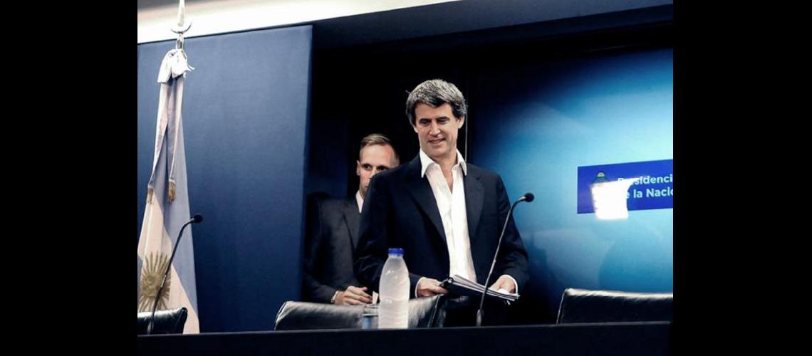Prat Gay inicia su gira con el objetivo puesto en buacutesqueda de financiamiento externo
