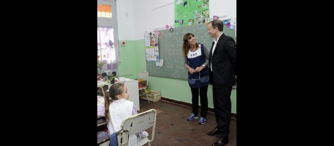 Conectan a maacutes alumnos padres y docentes a traveacutes de Alerta Escuelas