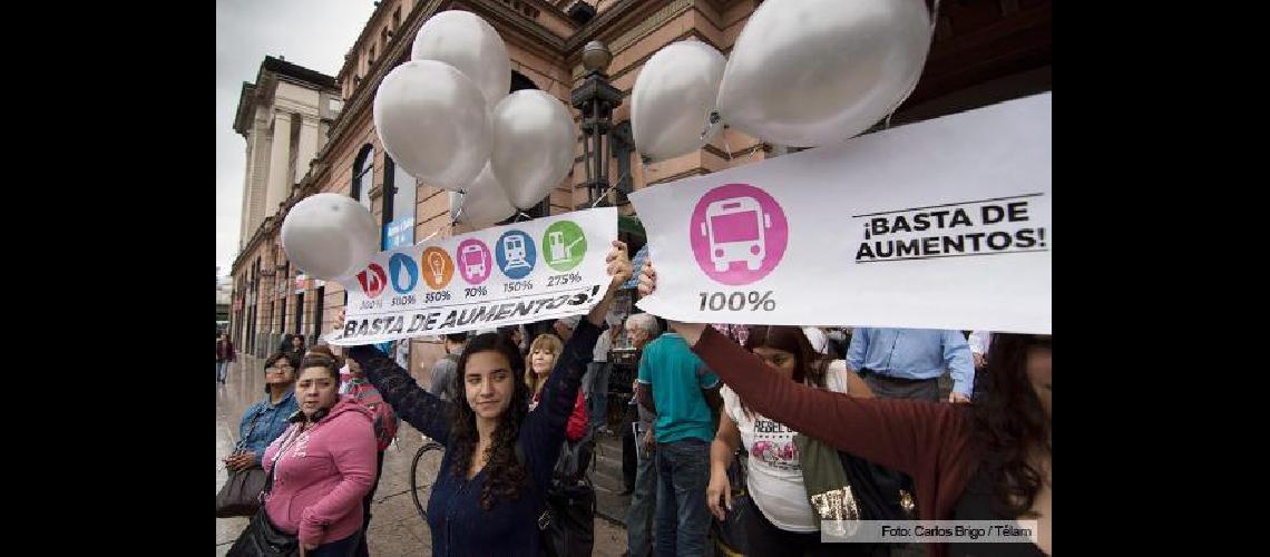 Largas colas por tarifa social y resignacioacuten de los usuarios por el aumento del transporte