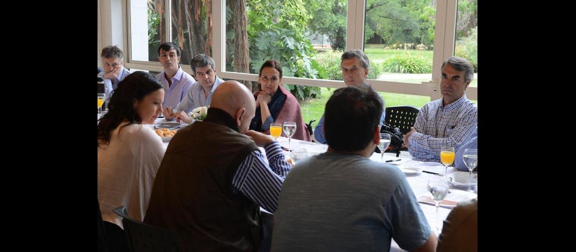 Macri se reunioacute con referentes sociales en Olivos