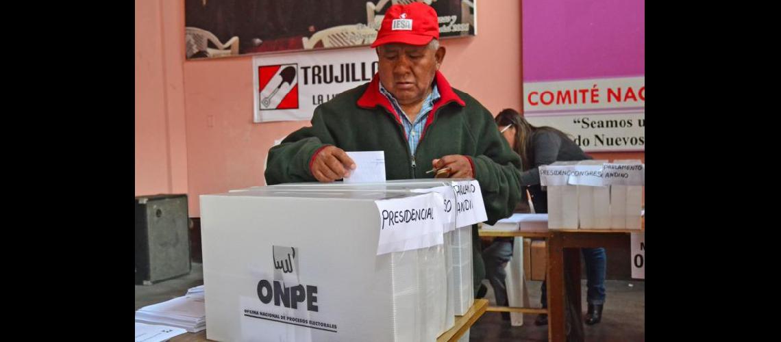 Peruacute elige presidente en primera vuelta y renueva el Congreso unicameral