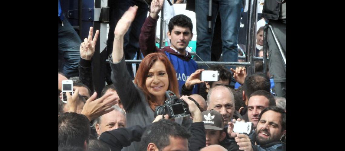 Buenos Aires La ex presidenta Cristina Fernaacutendez de Kirchner saluda al terminar el acto en la puerta de los tribunales federales de Comodoro Py donde se presentoacute para prestar declaracioacuten indagatoria ante el juez Claudio Bonadio en el marco de la causa por el doacutelar futuro Foto- Enrique Cabrera