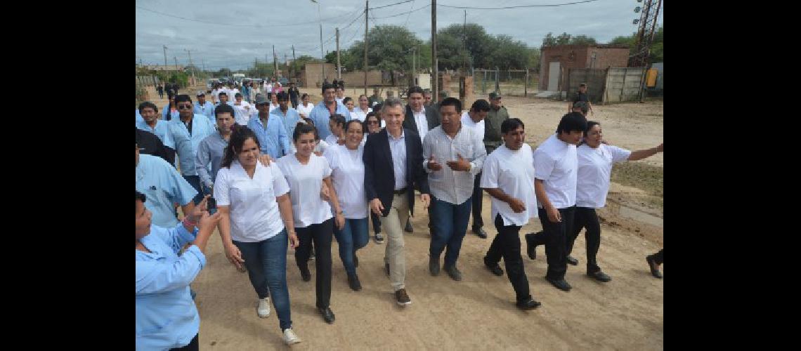 Teacutelam 13042016 Salta El presidente Mauricio Macri afirmoacute  quotmaacutes allaacute de las diferencias vamos a trabajar juntosquot con el gobernador Juan Manuel Urtubey porque quotes lo que todos los argentinos necesitamosquot en el marco de un acto de entrega de tiacutetulos universitarios a egresados de la comunidad wichi Foto- Presidencia