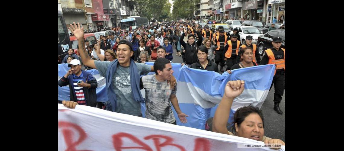 Los manteros vuelven a cortar la calle Avellaneda y realizan una olla popular