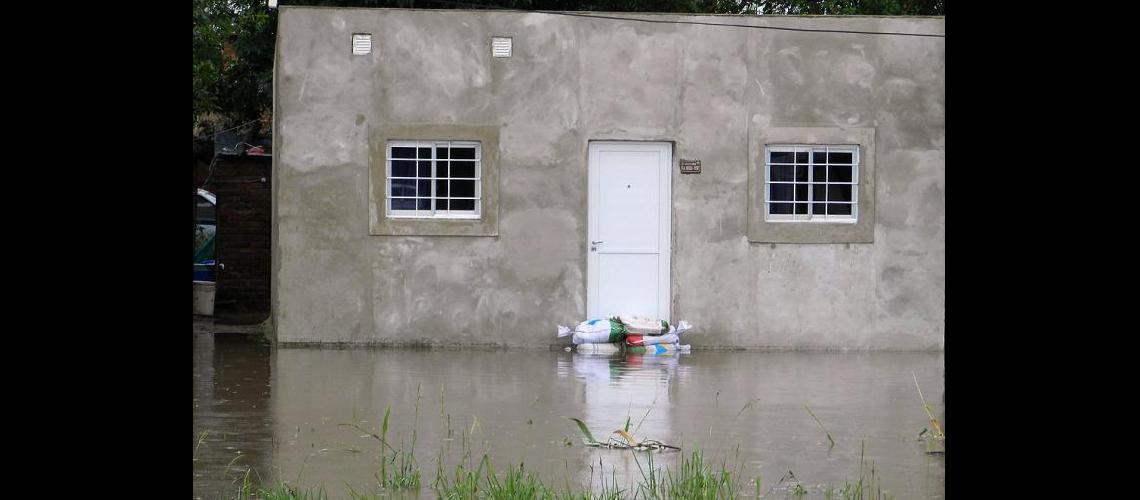 Continuacutean bajando los riacuteos Paranaacute y Salado pero hay 1825 evacuados en Santa Fe