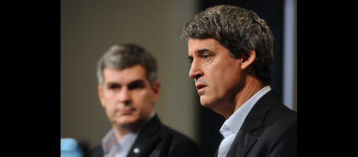 Teacutelam 19042016 Buenos Aires-  El jefe de Gabinete Marcos Pentildea y del ministro de Hacienda y Finanzas Alfonso Prat Gay brindaron una conferencia de prensa al finalizar la reunioacuten del Gabinete Nacional que se realizoacute en la Sala de Conferencias de la Casa de Gobierno Foto- Gustavo Amarelle