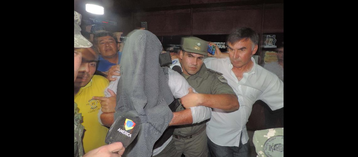 Teacutelam 19042016 Posadas Jorge Chueco el abogado ligado a Laacutezaro Baacuteez quien fuera capturado esta tarde en la ciudad paraguaya de Encarnacioacuten lo llevan detenido al Escuadroacuten 50 de Gendarmeriacutea Nacional de Posadas donde permaneceraacute detenido a la espera de ser trasladado a Buenos Aires Foto- centenarocf