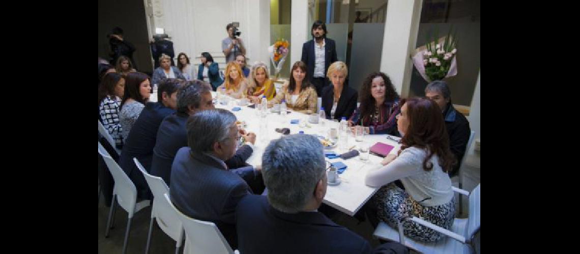 Teacutelam 21042016 Buenos Aires- La ex presidenta Cristina Fernaacutendez de Kirchner se encuentra en la sede del Instituto Patria en el barrio portentildeo de Congreso donde se reuacutene con una veintena de senadores del bloque del Frente para la Victoria (FpV) Foto- Prensa Cristina KirchnerTeacutelamaa