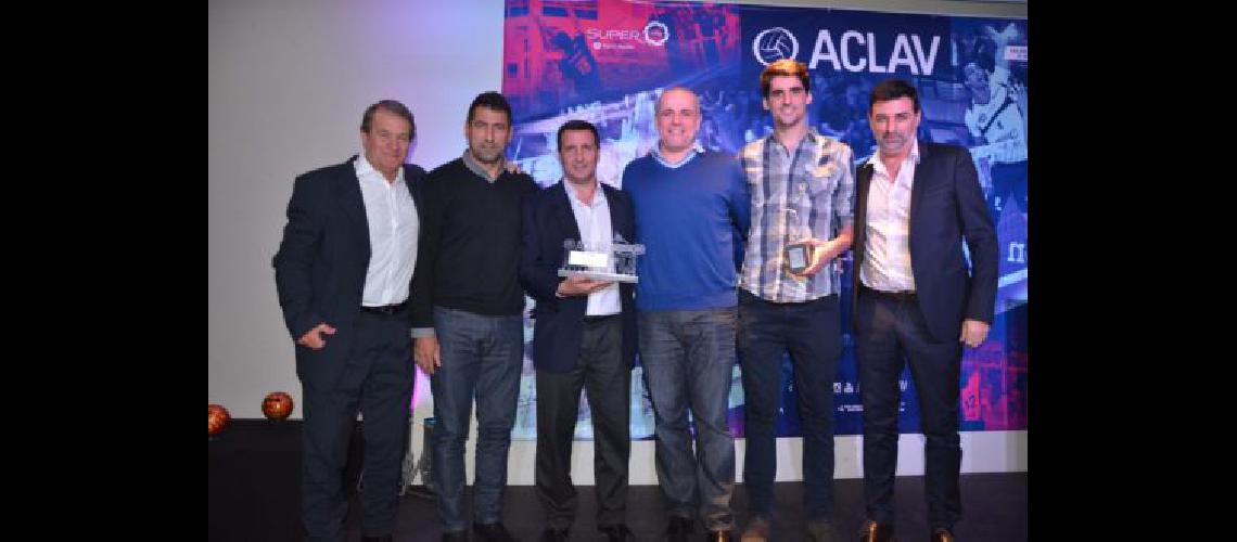 P3 Lomas Voacuteley fue premiado por su trabajo social llevando el voacuteley a decenas de escuelas y clubes