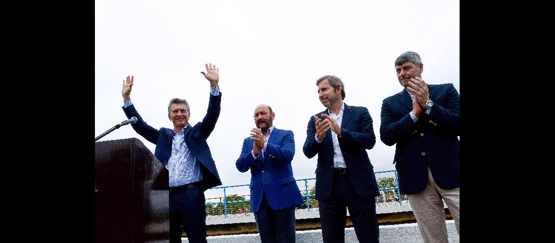 Teacutelam 22042016 Formosa- El presidente Mauricio Macri encabezoacute un acto junto al gobernador formosentildeo Gildo Insfraacuten en la localidad de Clorinda donde anuncioacute la construccioacuten de una planta potabilizadora de agua Macri fue recibido con muestras de afecto por parte de los habitantes  Foto- Presidencia de la NacioacutenTeacutelamddc