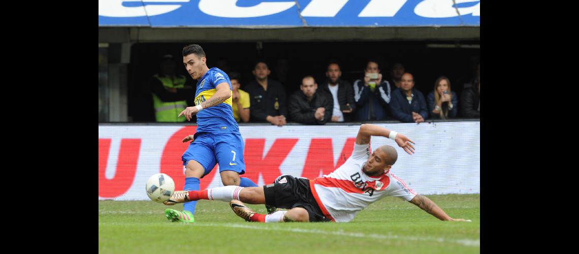 Teacutelam 24042016 Buenos Aires Se esta jugando el claacutesico Boca vs River  por la duodeacutecima fecha del Campeonato de Primera Divisioacuten Diego del Carrilddc