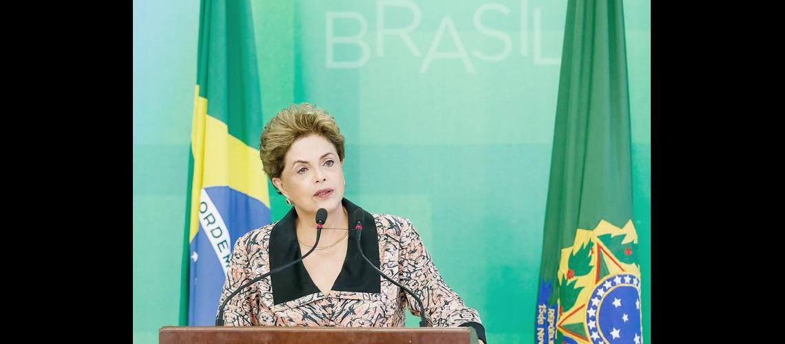 Jaqueada por el impeachment Rousseff busca reconquistar a la izquierda con anuncios sociales