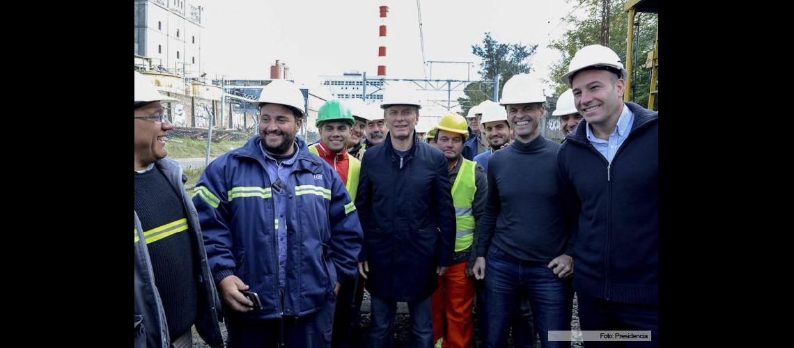 Macri visitoacute a obreros que trabajan en la electrificacioacuten del ferrocarril Roca