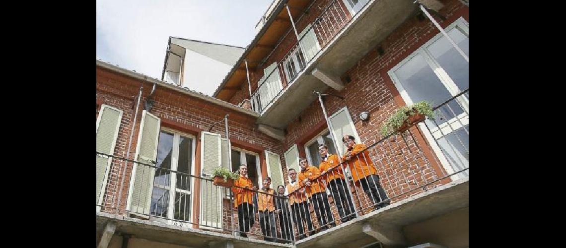 Quieren replicar en Argentina la experencia de un hotel atendido por personas con Siacutendrome de Down