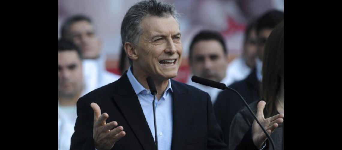 Macri anuncia inversiones industriales y entrega viviendas en Coacuterdoba