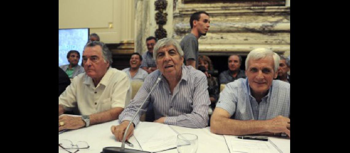 Caloacute Moyano y Barrionuevo vuelven a reunirse por la reunificacioacuten de la CGT