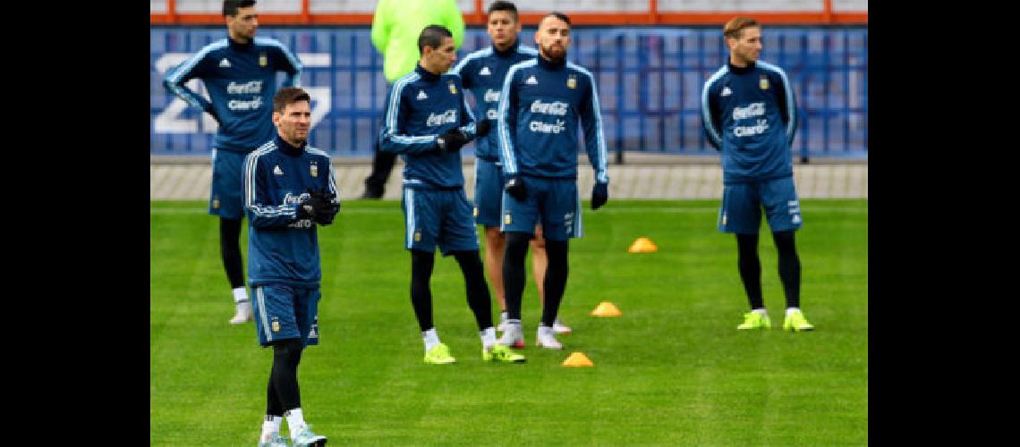 entrenamiento-recuperacion-para-messi-los-titulares-ante-paraguay-1435781140687