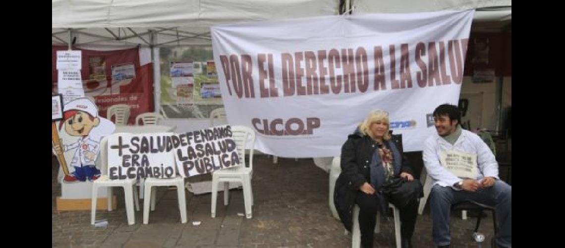 zzzznacp2NOTICIAS ARGENTINAS BAIRES MAYO 26- La Asociacioacuten Sindical de Profesionales de la Salud de la Provincia de Buenos Aires (CICOP) que nuclea a trabajadores de los 80 hospitales bonaerenses municipales y centros de Salud instalo una quotCarpa Sanitariaquot en el Obelisco en el tercero y uacuteltimo diacutea de un paro de 72 horas que cumple este gremio Foto NA- JUAN VARGASzzzz