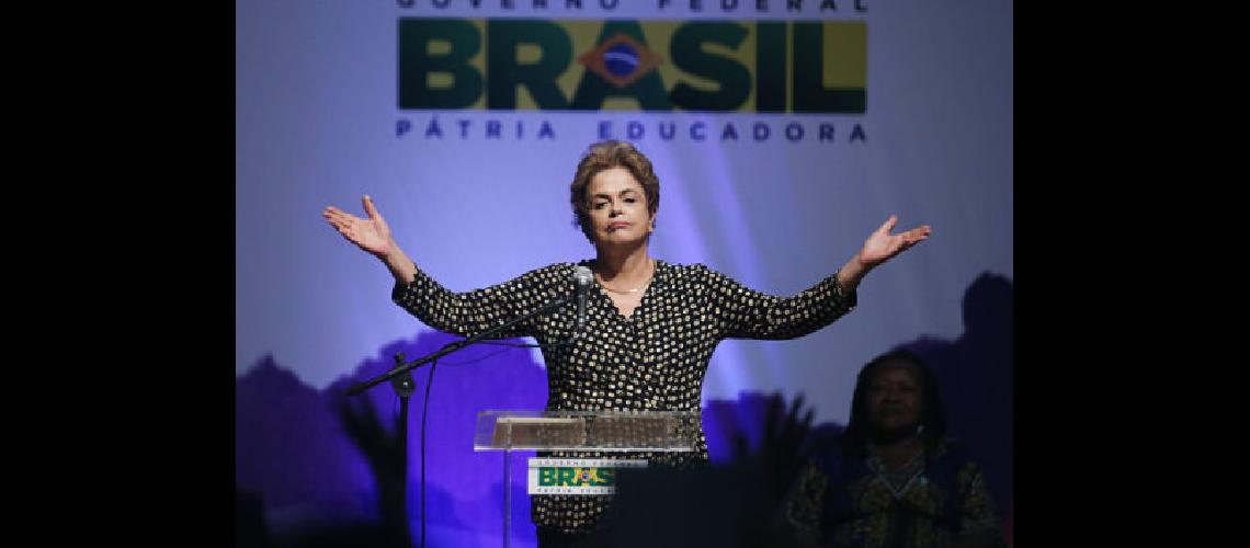 Dilma Rousseff presenta la primera ofensiva de su defensa