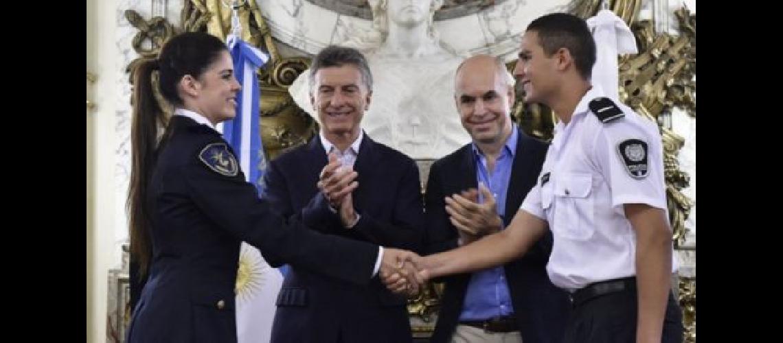 macri-y-policia-600x338
