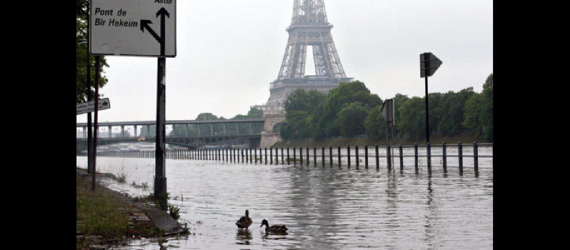 se-desborda-el-rio-sena-por-fuertes-lluvias-68b792ce033d4d95d7c260b3047325f1