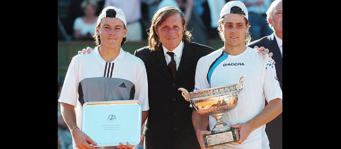 Gaston Gaudio of Argentina right and compatriot Guillermo Coria left frame former Argentinian tennis ace Guillermo Vilas after the final of the French Open tennis tournament at the Roland Garros stadium in Paris Sunday June 6 2004 Gaudio won 0-6 3-6 6-4 6-1 8-6 (AP PhotoChristophe Ena)